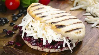 Arepa Dominó (1 Und.)