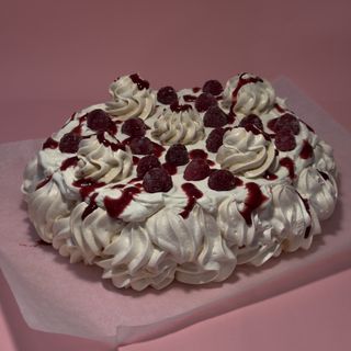 პავლოვას ტორტი ჟოლოთი