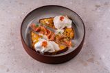 Бриошь с лососем, икрой и яйцом-пашот