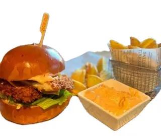 MENIU Burger Crispy + Cartofi prajiti
