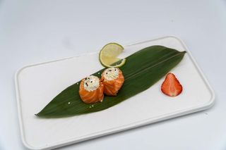 Gunkan esterno con salmone e Philadelphia fragola