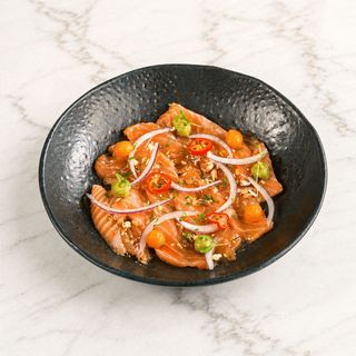 Tiradito de salmón nikkei