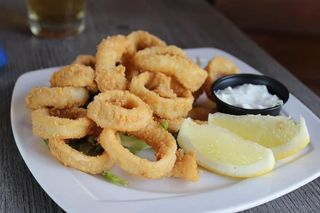 Plato combinado de calamares a la romana