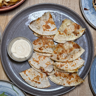 Ración de quesadillas perronas (2 uds.)