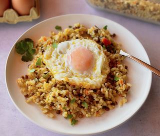 Arroz con huevo frito