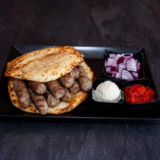 Velika porcija ćevapa u somunu