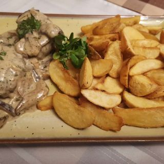 Muschiulet de porc cu sos de ciuperci de padure si cartofi aurii