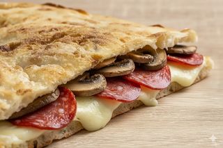 Funghi champignon, salame piccante e provola