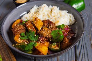 Говядина в азиатском соусе с овощами и рисом (400г)