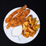 Pui Crispy cu Cartofi Wedges și Sos de Ardei Copți 