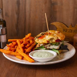 HALLOUMI MUFFIN CU CREMĂ DE BRÂNZĂ, CARTOFI DULCI PRĂJIȚI & GREEN SOS