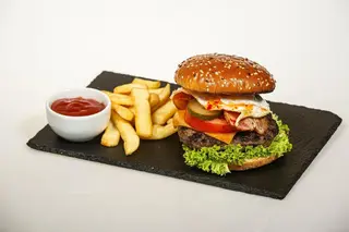 Egg Burger, cartofi, sos inclus