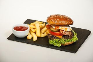 Egg Burger, cartofi, sos inclus