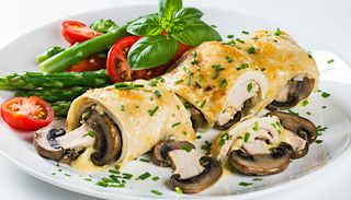 Rulou din piept de pui cu ciuperci si cas afumat