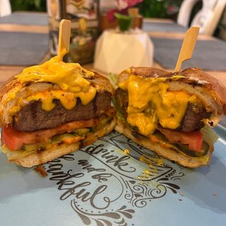 Бургер с телешко месо и чедър 