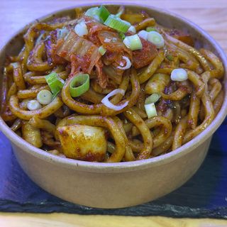 Udon salteado con kimchi