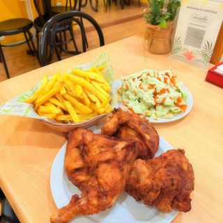 Pollos  broster completo 4 piezas ensalada y patatas y sus salsas