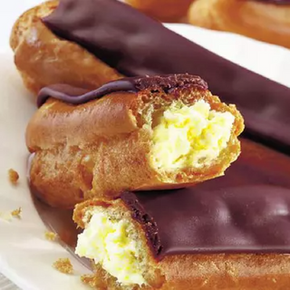 Ecler cu cremă de vanilie și glazură de ciocolată