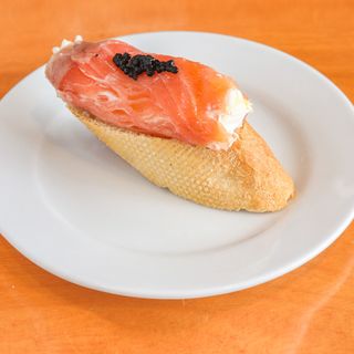 Montadito de salmón ahumado (1 ud.)