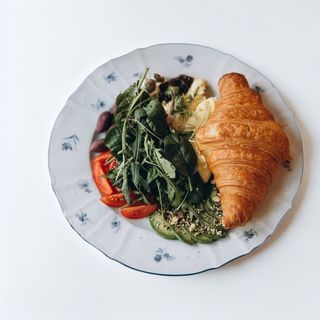 Скрембл з авокадо, круасаном, чері, сиром Лабне та зеленню (400г)