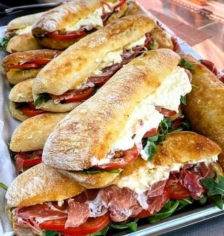 Panino ripieno con crudo, stracchino, rucola e pomodori - 1 pezzo