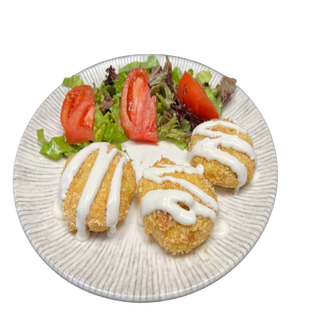 Картофени кюфтета, млечен сос и свежа    зелена салата с домати – 300 г