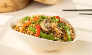 ბრინჯი ბოსტნეულით და ცხარე ცარი სოუსი / Fried rice with Vegetables with spicy red curry sauce