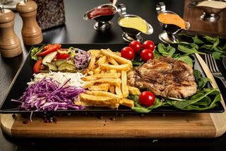 Meniu pulpe de pui dezosate la gratar + Coca Cola 1 L