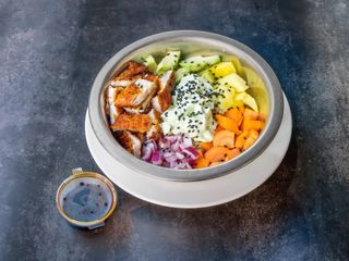 Poke bowl (pollo crujiente)