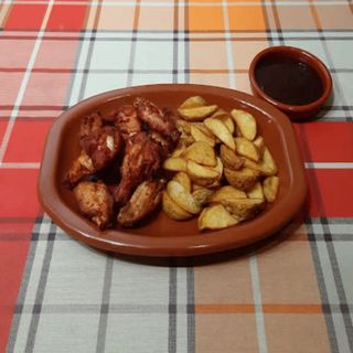 Plato de Alitas con Patatas