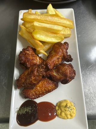 Alitas con patatas fritas