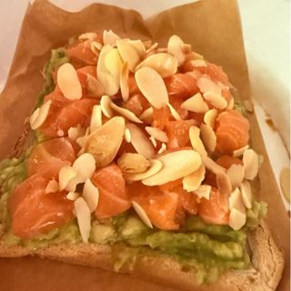 Toast avocado e salmone 1 pezzo