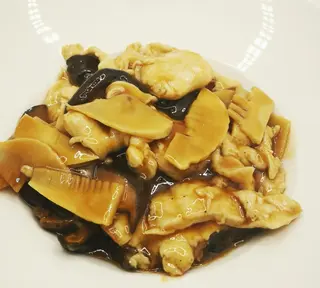 100. Bambù e funghi
