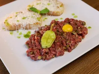 Тар-тар з яловичини від шеф-кухаря, з перепелиним яйцем (200 / 50g)
