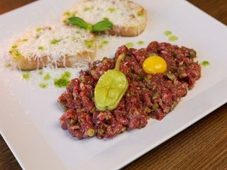 Тар-тар з яловичини від шеф-кухаря, з перепелиним яйцем (200 / 50g)