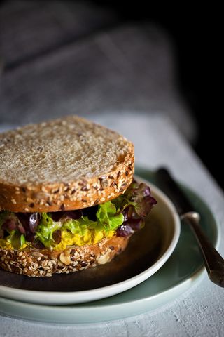 Hummus, pane e insalata