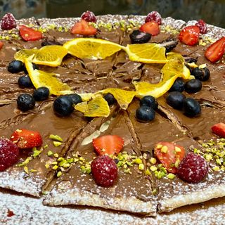 Base di pizza con Nutella e frutti di bosco