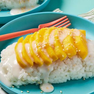 Arroz pegajoso morado con Mango