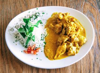 Pollo al curry casero (servido con arroz)