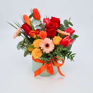 Aranjament cu flori rosii, portocalii si galbene 