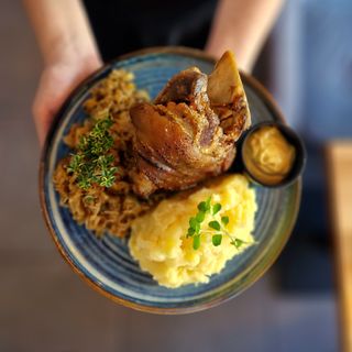 Golonka z kością, ziemniaki opiekane, kapusta zasmażana