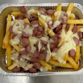 Patatine fritte con wurstel e provola