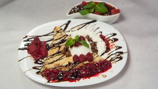 Palačinka sa eurokremom, pavlakom i malinom