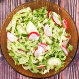 Зелена салата с репички и краставици