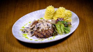 Котлеты из говядины в грибном соусе (1 пор.)