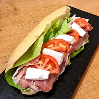 Sendvič sa njeguškom pršutom u somunu