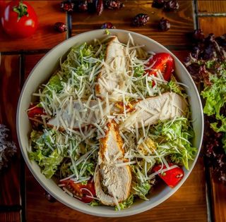 Աղցան կեսար հավով