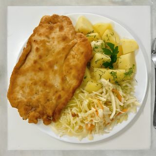 Kotlet drobiowy z ziemniakami i surówką