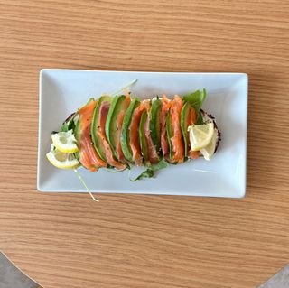 Tostada Salmón Aguacate 