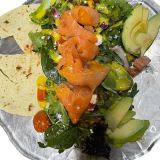 ENSALADA DE SALMÓN MARINADO Y AGUACATE